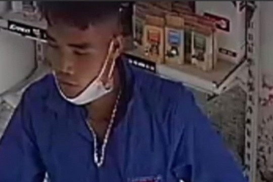 Nem nam cat vao mat chu tiem, cuop giat 2 soi day chuyen vang hinh anh