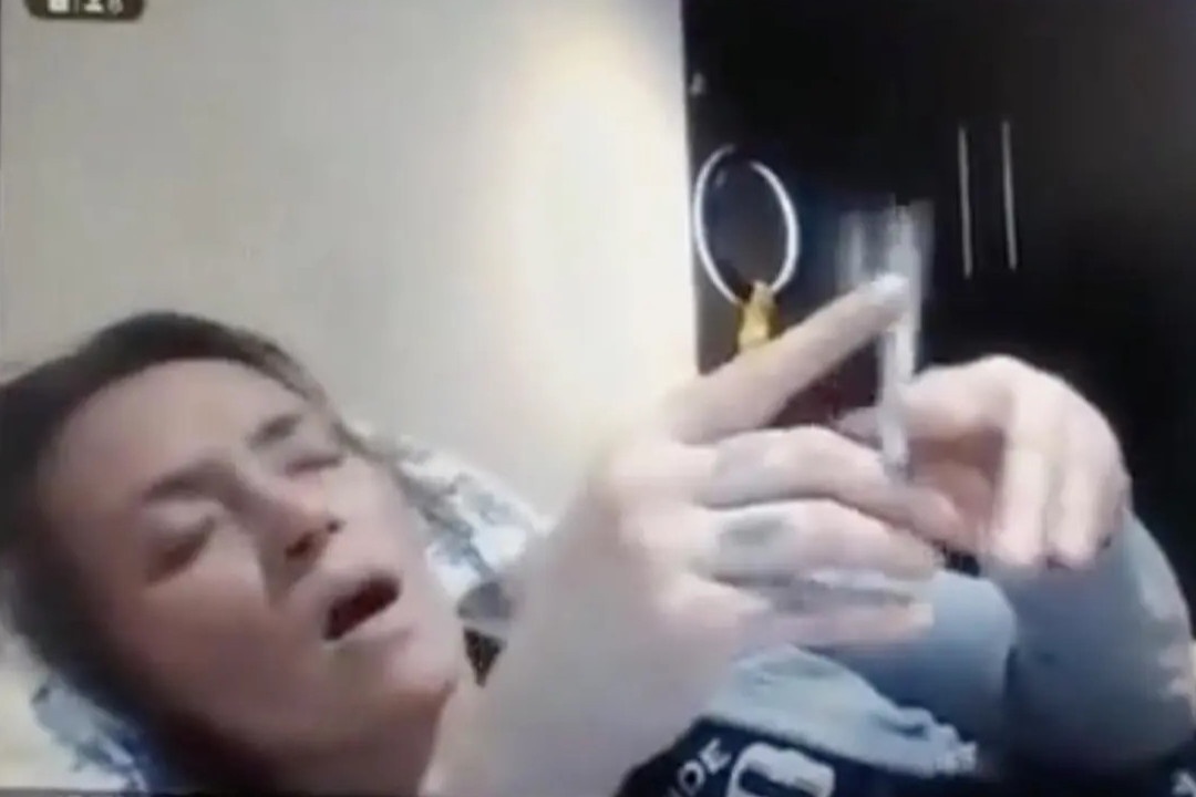 Tham phan Colombia xuat hien ban khoa than trong phien toa truc tuyen hinh anh