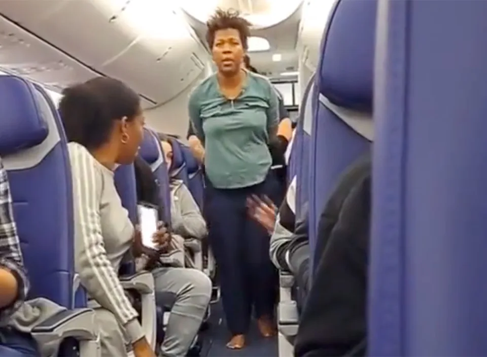 May bay o My ha canh khan vi hanh khach co mo cua thoat hiem hinh anh