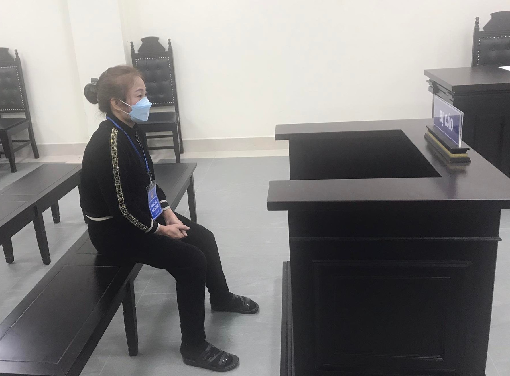 Cam xuong lon nem vao mat ban hang trong luc cai va hinh anh