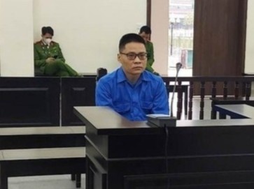 Nguyen giam doc dat coc mua nhieu may tinh roi bo tron hinh anh