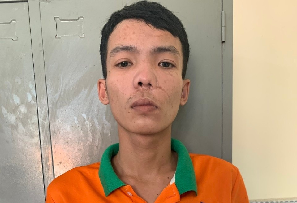 Nam cong nhan goi ban danh nguoi quan ly hinh anh