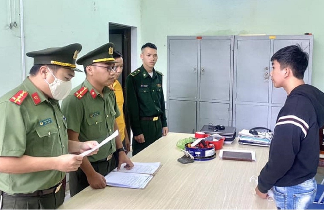 Bat them 2 nghi pham to chuc cho nguoi khac tron di nuoc ngoai hinh anh