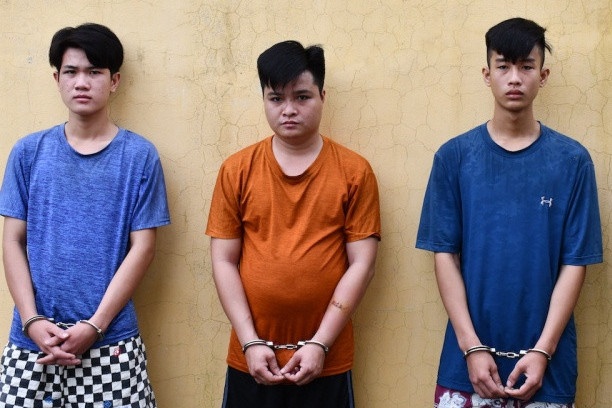 Nguoi dan ong ru ban chem tinh dich nhap vien hinh anh