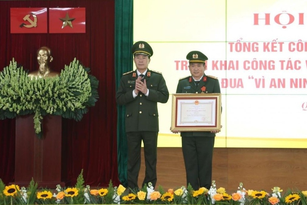 Dai ta Dinh Van Noi nhan Huan chuong Chien cong hang Nhi hinh anh