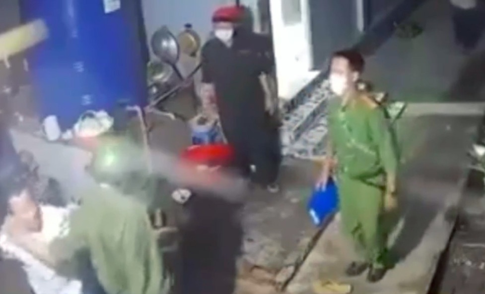 Dai uy cong an bi giang 2 cap ham vi danh nguoi dan ong hinh anh