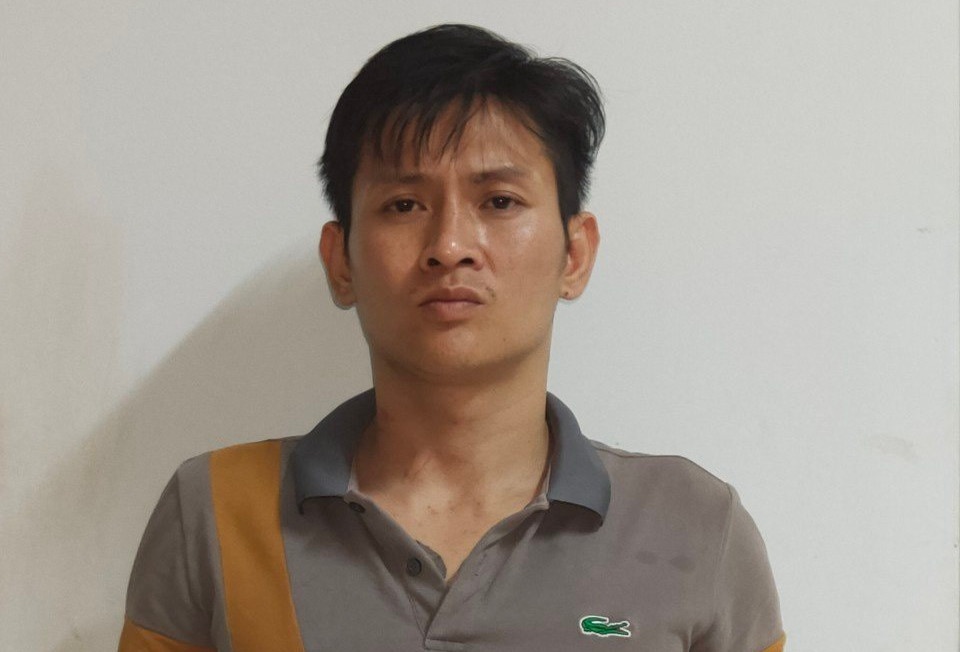 Nam thanh nien mang 2 khau sung vao quan ca phe hinh anh
