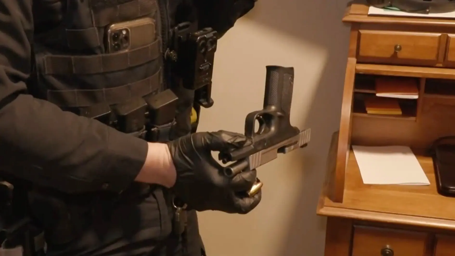 De con trai moi biet di cam sung, nguoi dan ong o My bi bat hinh anh