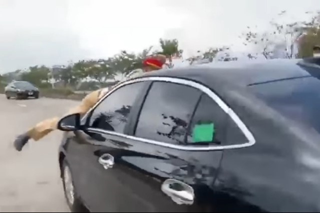 Tam giu nguoi hat tung CSGT len nap capo roi gay tai nan hinh anh