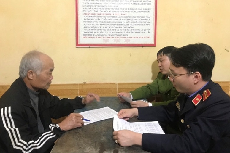 Khoi to tai xe hat CSGT len nap capo hinh anh