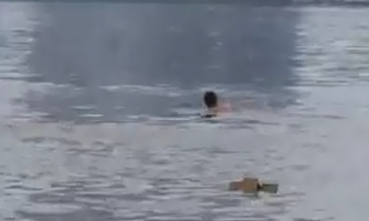 Dam tu vong ban nhau roi boi vuot song bo tron hinh anh