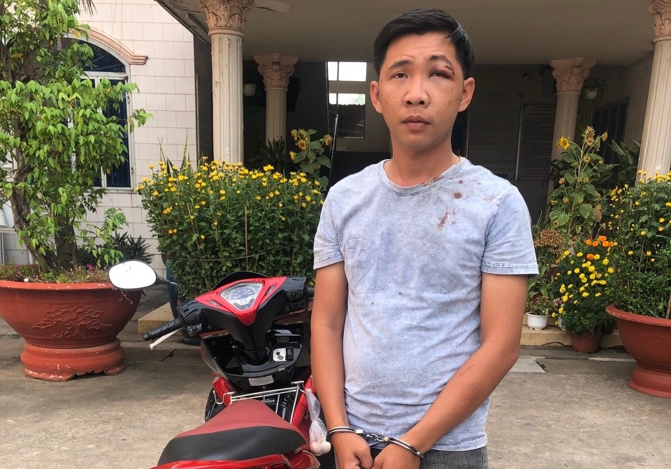 Bat giu 2 nghi pham chem nguoi sau tai nan giao thong hinh anh