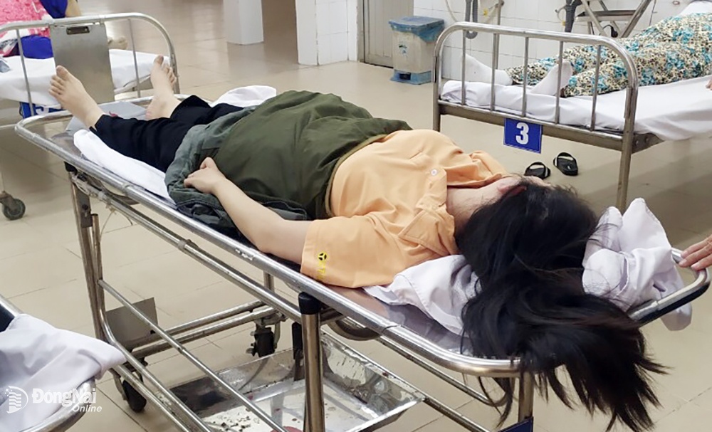 Nu cong nhan o Dong Nai bi giam doc danh nhap vien hinh anh