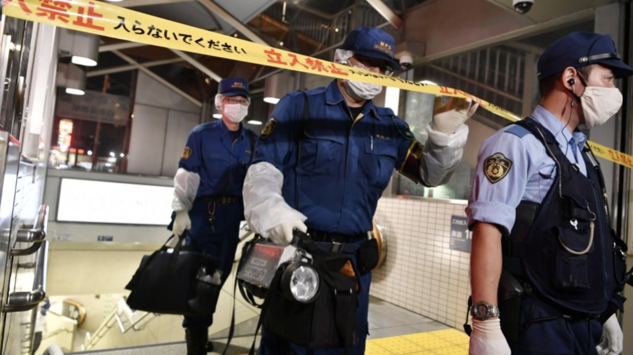 Sinh vien Nhat Ban linh an tu vi tat axit vao ban hoc cu hinh anh