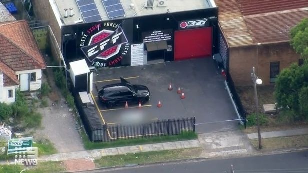 Nguoi dan ong Australia bi ban truoc mat con trai hinh anh