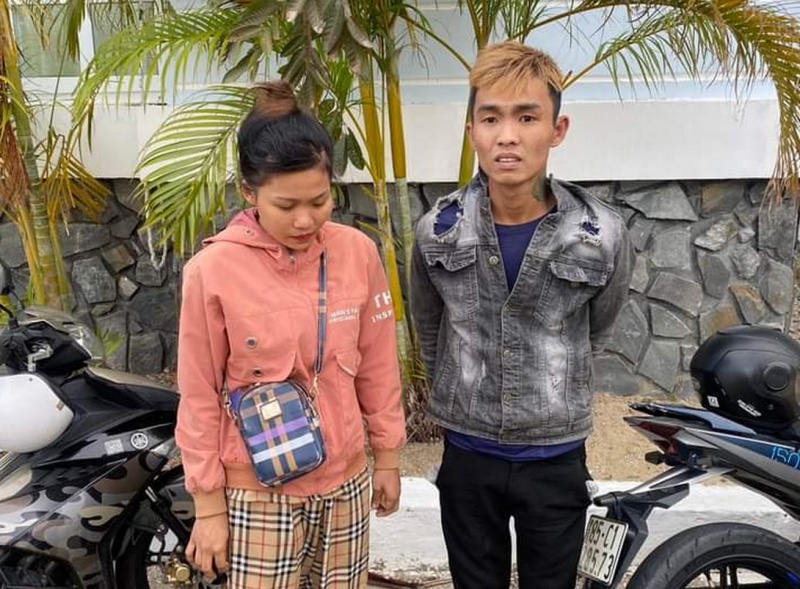 Truy duoi hon 9 km bat giu doi tinh nhan tre ru nhau trom xe hinh anh