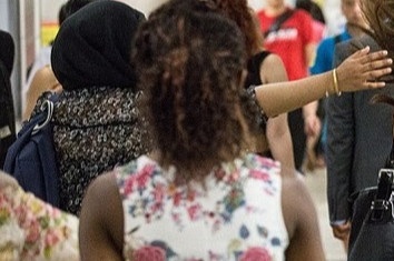 Nguoi phu nu Anh bi cuong hiep 2 lan tren cung chuyen tau hinh anh