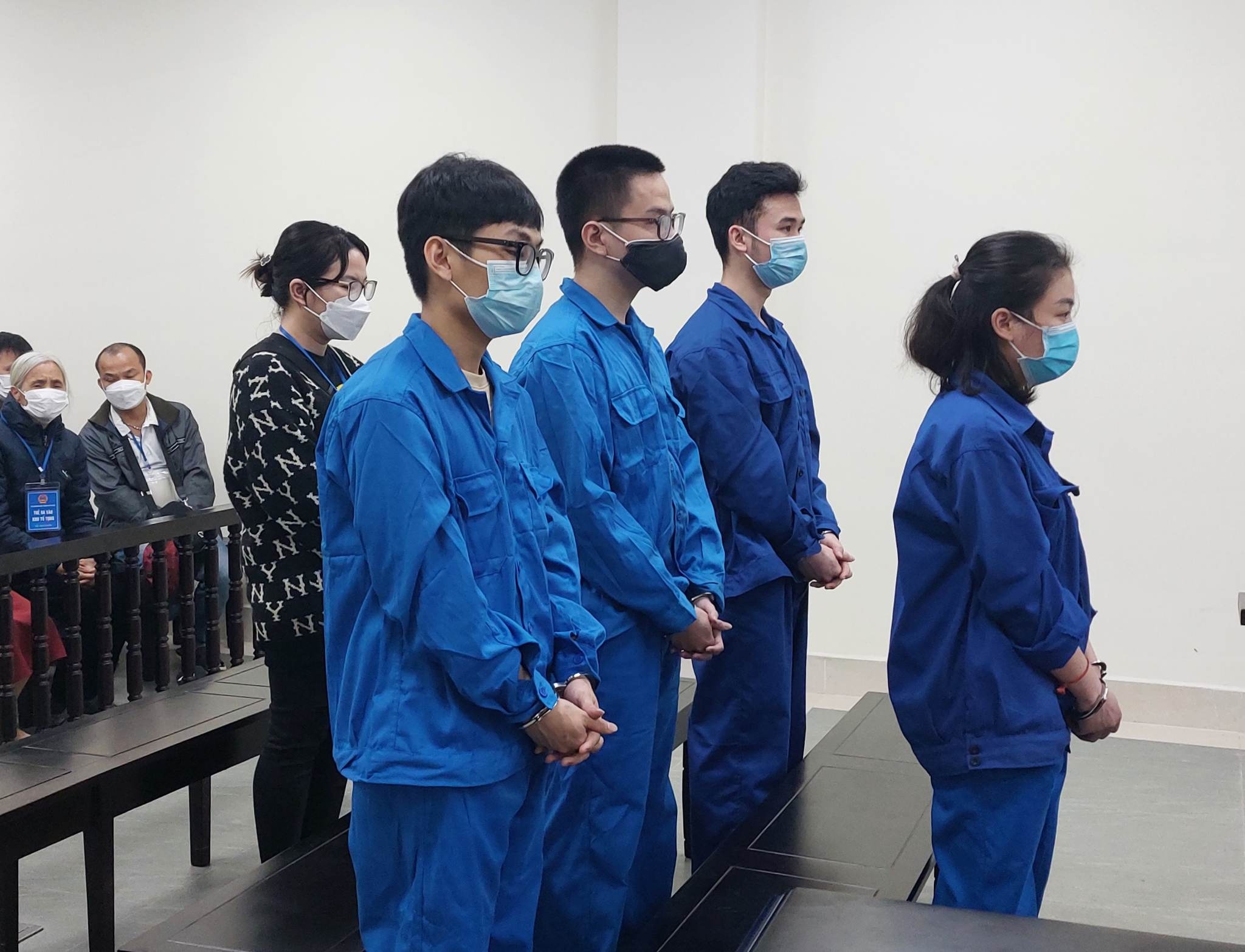 Xong vao nha nguoi vay no ep giao so do, ca nhom linh an tu hinh anh