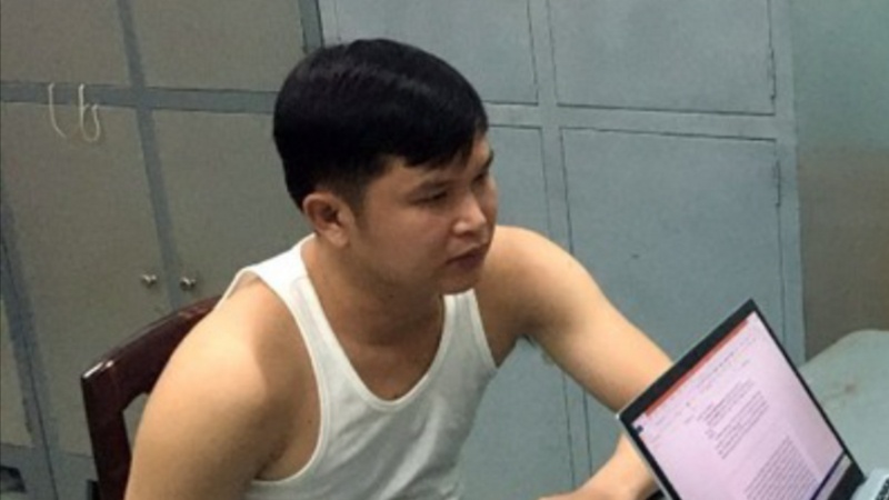 Loi khai nghi pham dung xang khong che con tin de doi no hinh anh