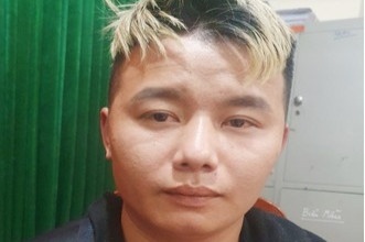 Vo lam phu huynh di don con, trom xe may trong san truong hinh anh