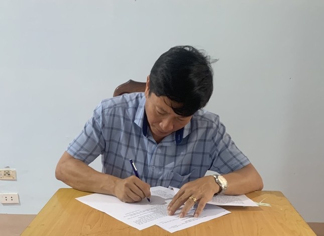 Hieu truong bi bat anh 1