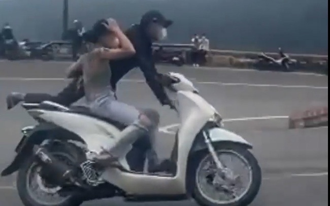 Khoi to cap vo chong 'lam xiec' tren deo Hai Van hinh anh