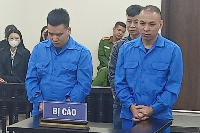 Dung sung gia cuop ngan hang VietinBank, 2 nguoi linh an tu hinh anh