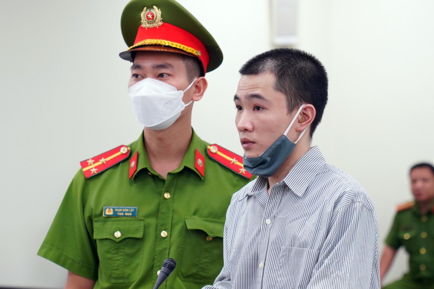 Y an tu hinh ke dong dinh vao dau be gai hinh anh