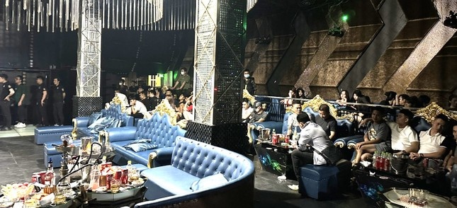 Dot kich quan karaoke anh 2