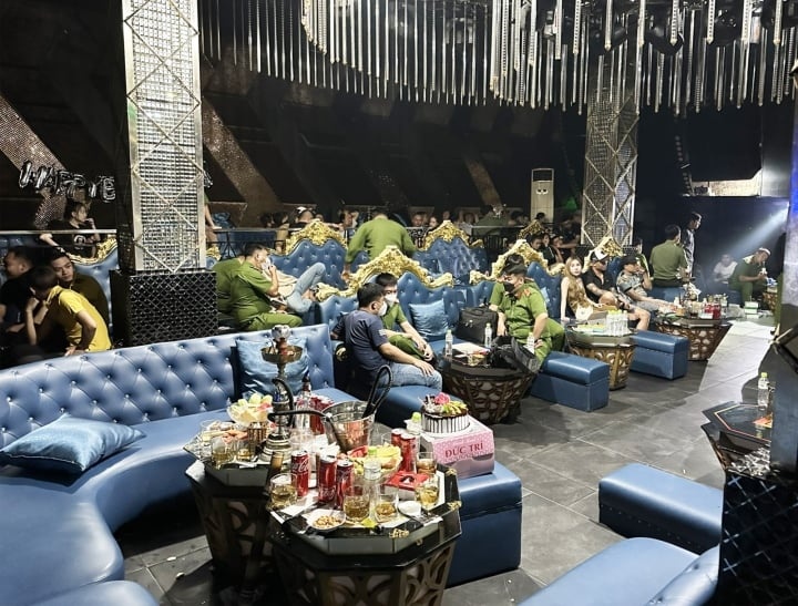 Dot kich quan karaoke, phat hien hon 60 nguoi duong tinh voi ma tuy hinh anh