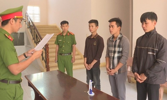 Nhom thanh nien chem nguoi anh 1