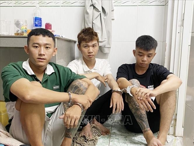 Nhom thanh nien thue phong tro de su dung va mua ban ma tuy hinh anh