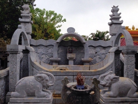 Man dau tri voi ke trom hai cot chan dong dat Cang hinh anh