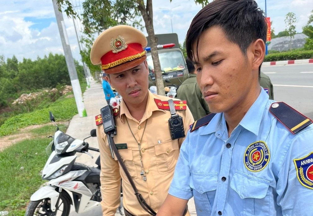 Nam bao ve bi bat giu tren duong di mua ma tuy hinh anh