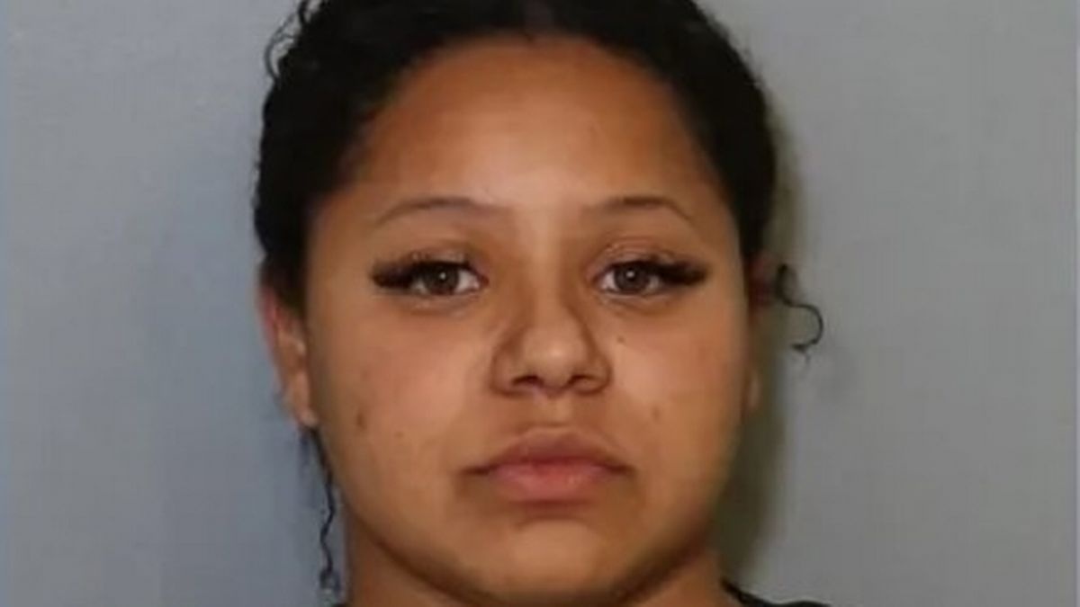 Nu canh sat My dung the ngan hang cua nguoi chet de tieu xai hinh anh