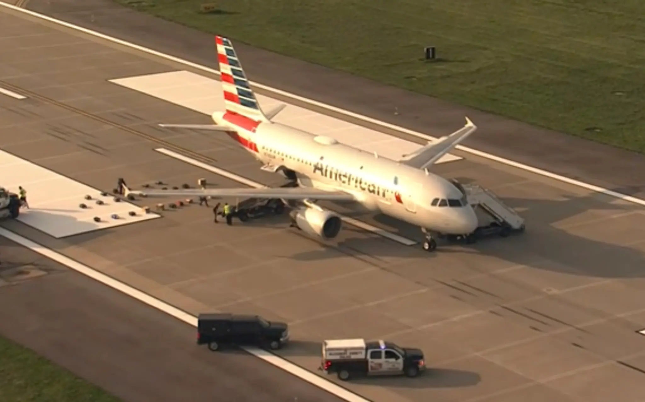 Hanh khach My doa cho no bom tren may bay vi lo chuyen hinh anh