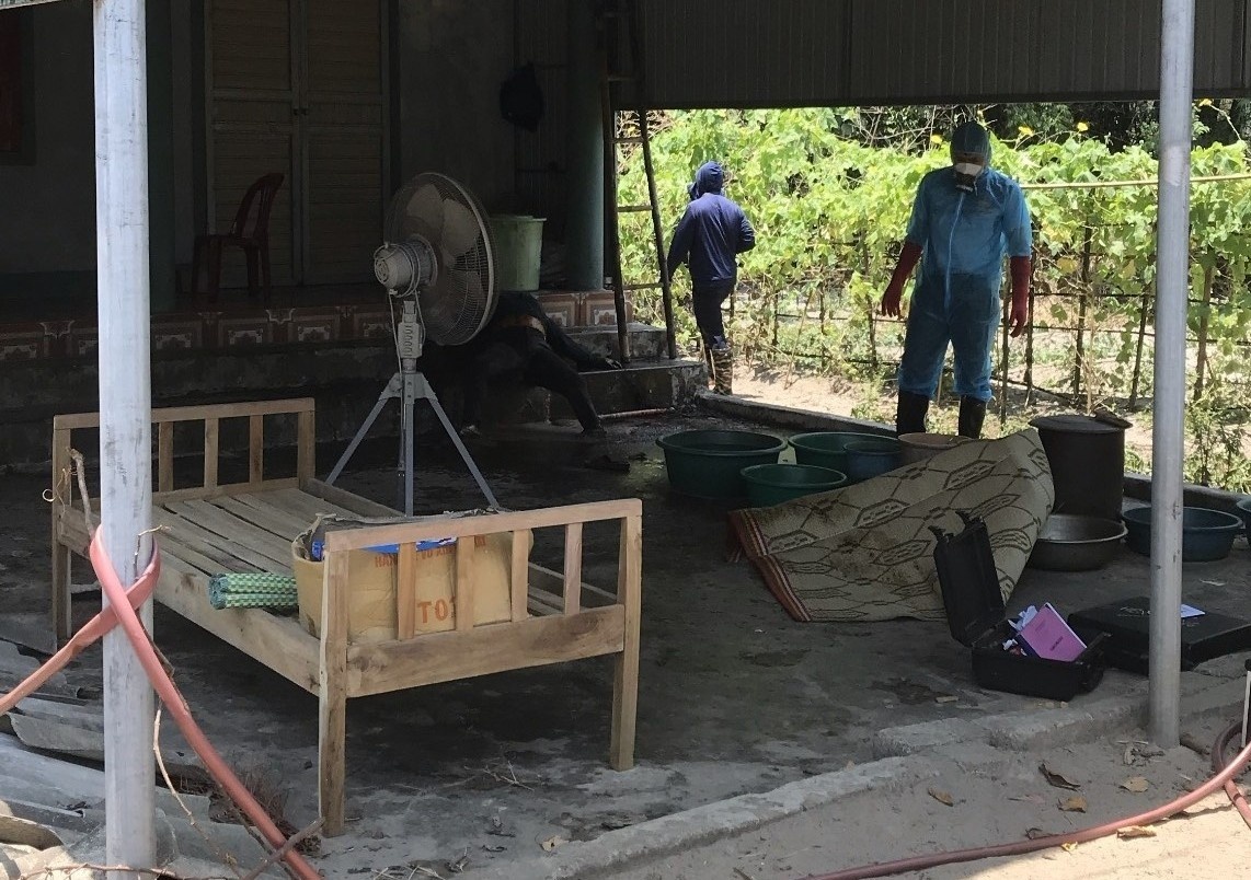 Thi the 2 me con dang phan huy tai nha rieng o Ha Tinh hinh anh