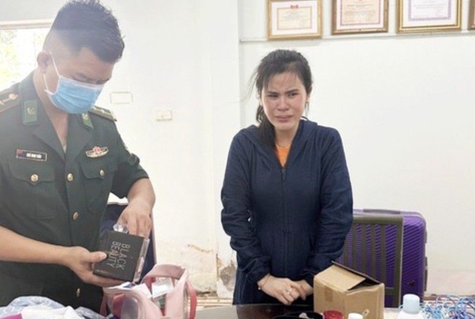 Phat hien ma tuy trong hanh ly co gai nhap canh vao Viet Nam hinh anh