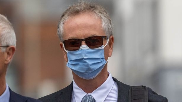 Bac si Anh hau toa vi dua coc ca phe chua tinh dich cho phu nu hinh anh