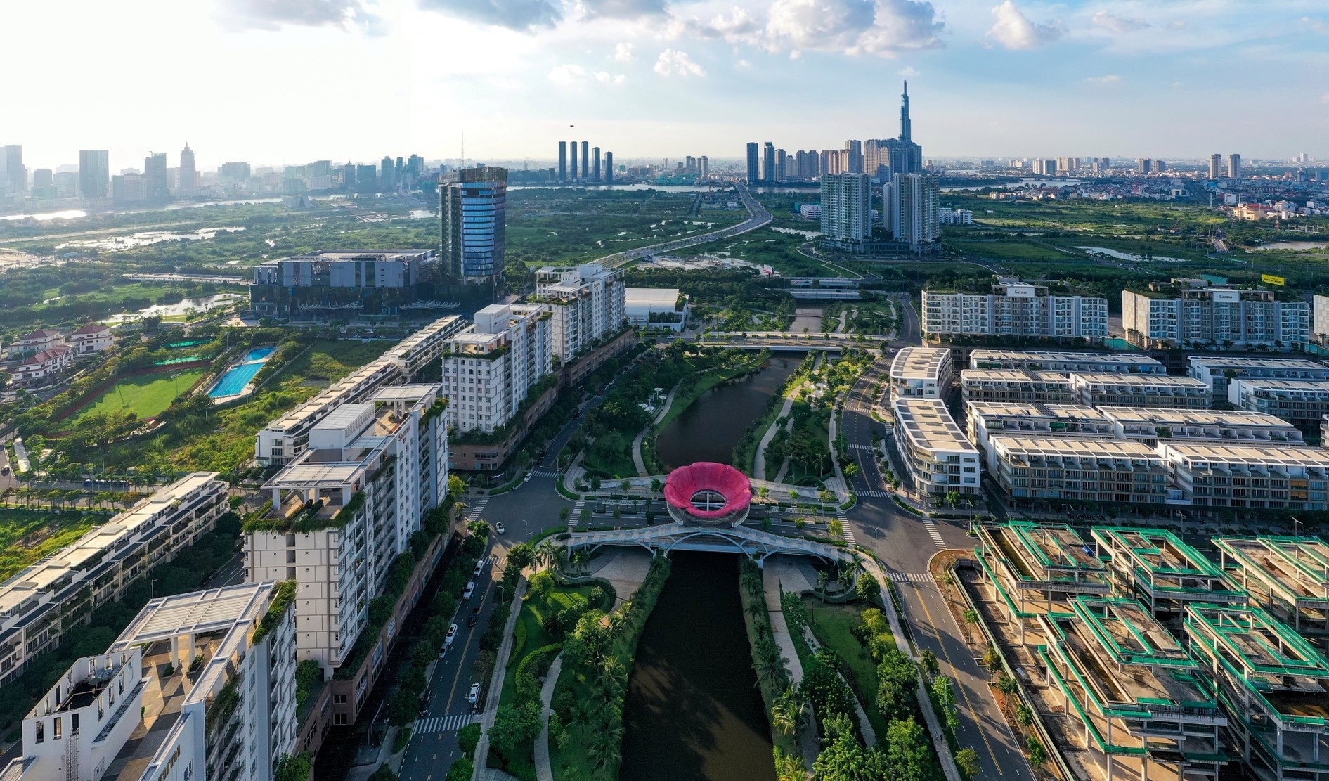 AFP: Viet Nam thoat suy thoai toan cau nho kiem soat tot Covid-19 hinh anh