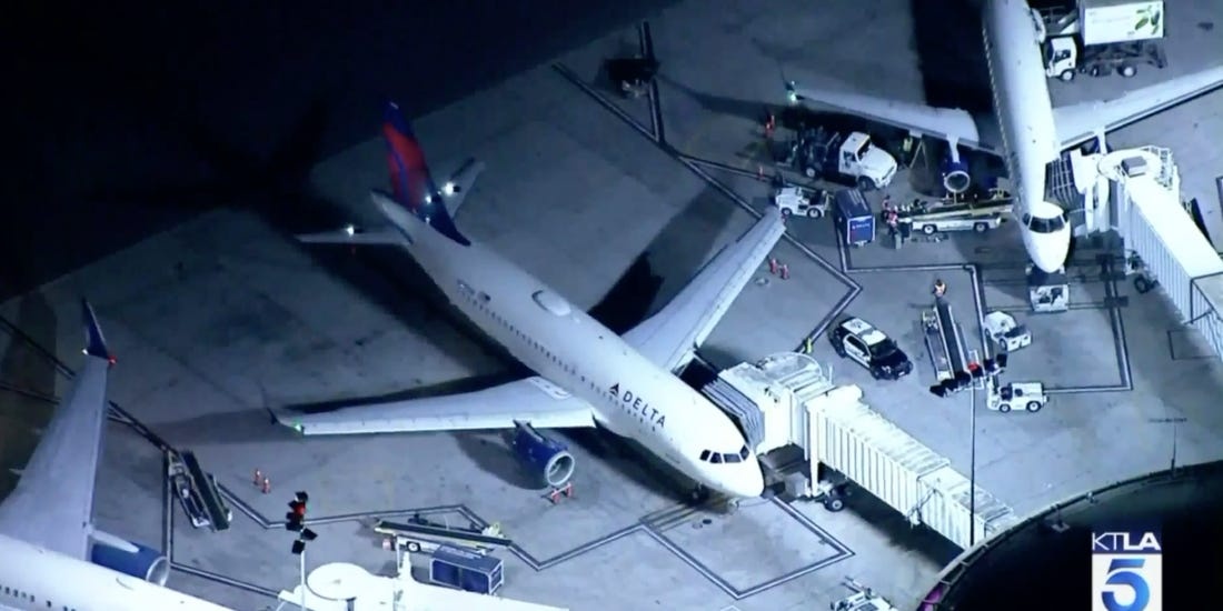 Be gai 10 tuoi tu vong tren may bay hinh anh