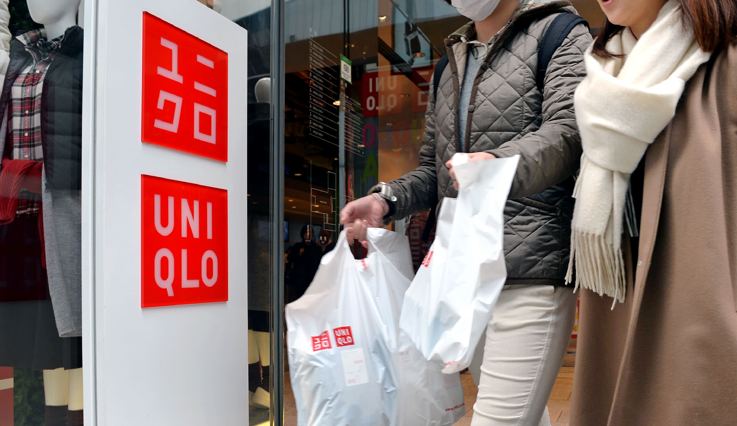 Co 10 ty USD tien mat, Uniqlo mo them cua hang va day manh ban online hinh anh