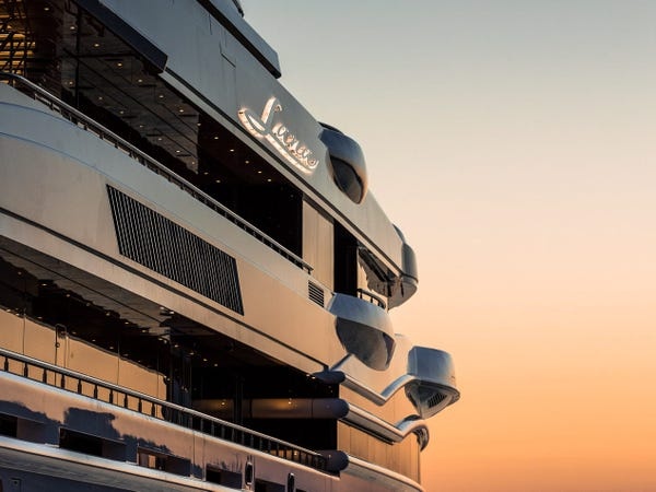 Mat toi tren cac du thuyen hang sang hinh anh