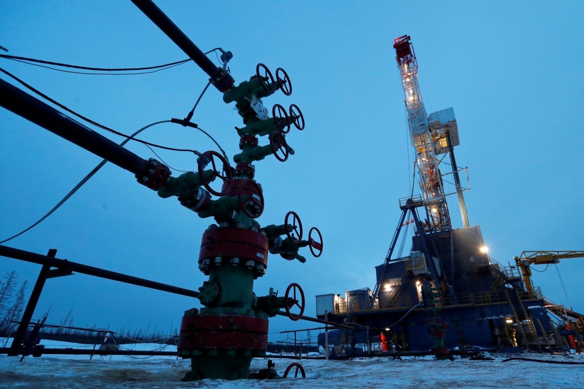 van phai tra tien mua xang du gia dau lao doc ve am anh 2