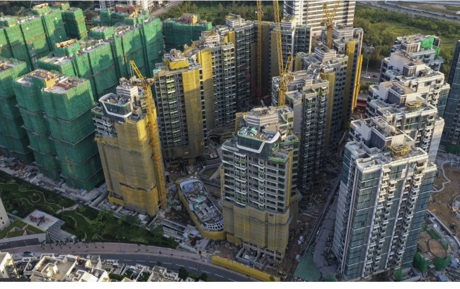 nguoi mua HK bo coc nha trong khung hoang thi truong anh 1