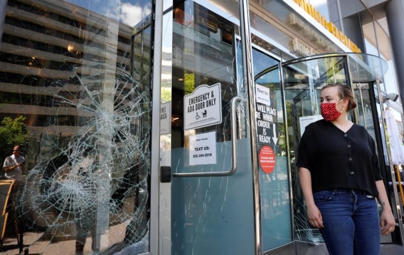 Hang loat cua hang ban le dong cua giua lan song bieu tinh tai My hinh anh