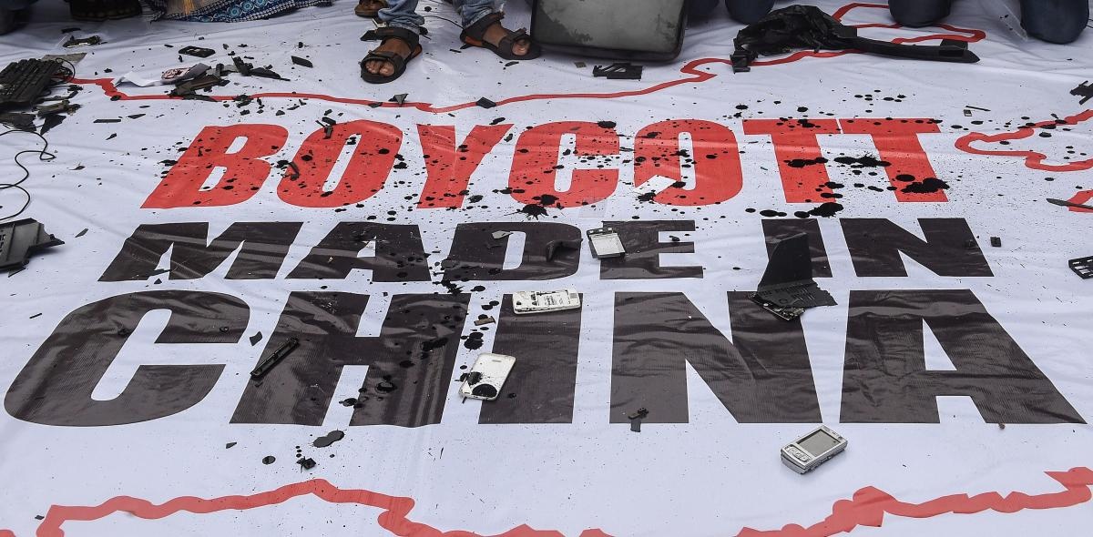 An Do van quyet liet tay chay hang hoa Trung Quoc hinh anh