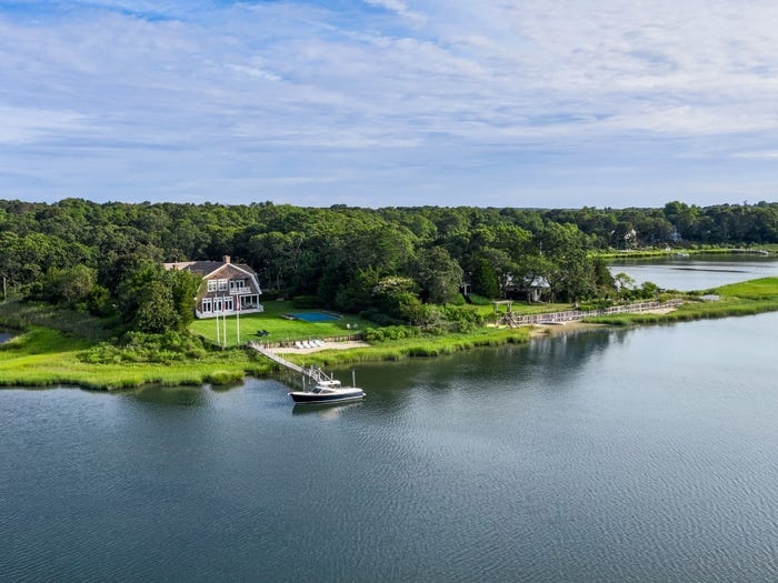 Ben trong biet thu Rihanna thue de nghi he hinh anh