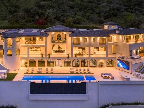 Biet thu 21 phong tam, gia 78 trieu USD o Los Angeles hinh anh