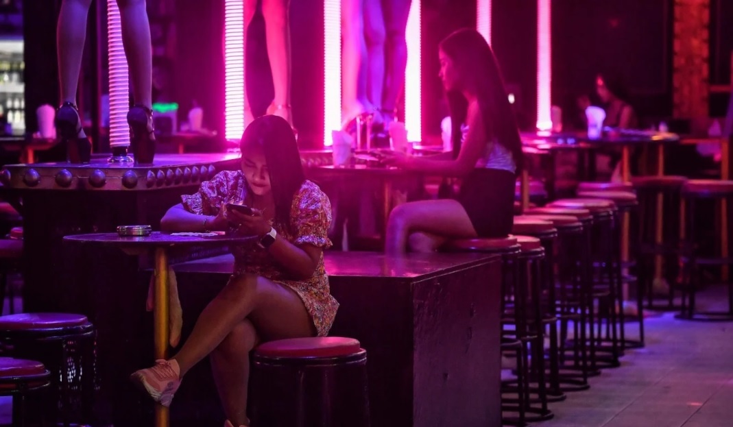 Quan bar, bai bien dao Phuket hoang vang, mon moi cho du khach hinh anh